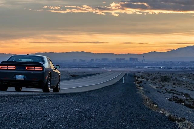 Ford Mustang mit digitaler Autokaufvertrag Vorlage im Hintergrund