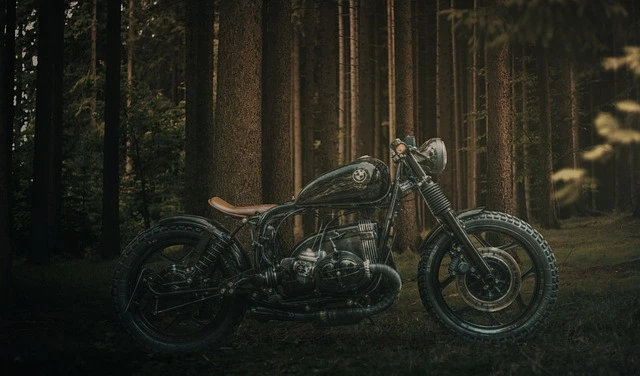 Motorradfahrer mit Helm und Schutzkleidung auf dem Bike – Symbolbild für Motorradversicherung und Fahrersicherheit.